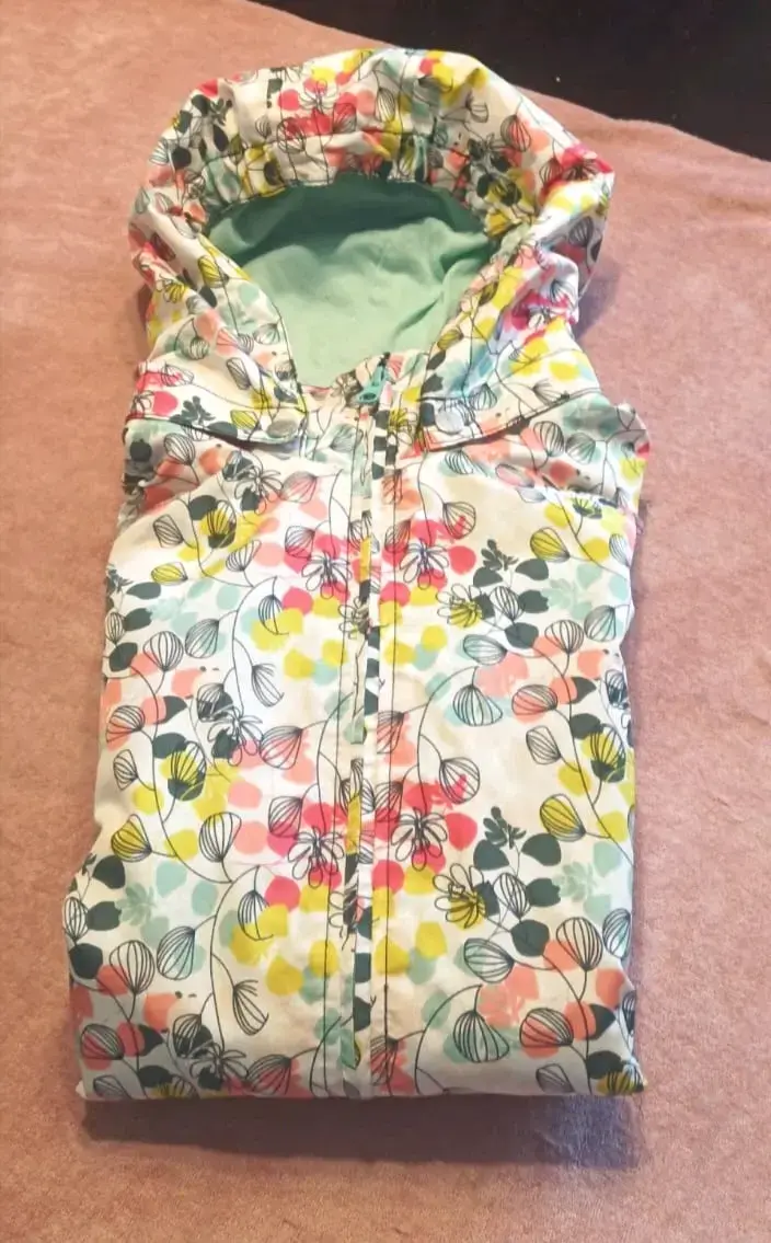 Chaqueta impermeable con capucha estampada floral - 3