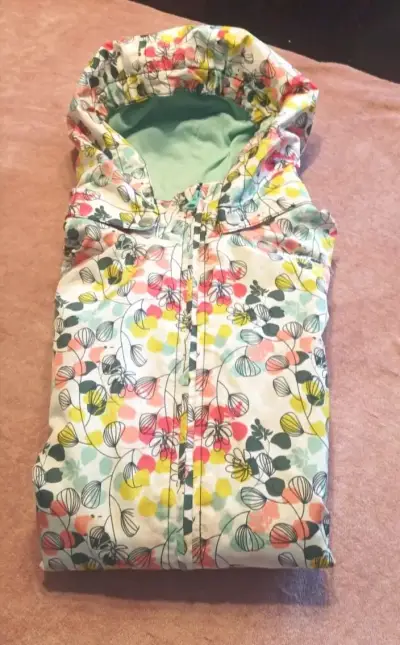 Chaqueta impermeable con capucha estampada floral - miniatura 3
