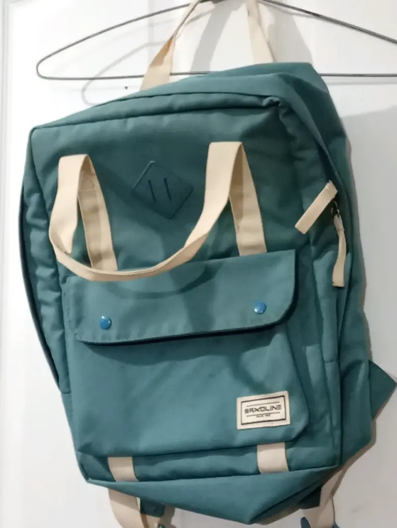 Mochila Saxoline verde con múltiples bolsillos