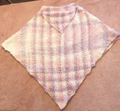 Poncho tejido a mano en tonos pastel - miniatura 2