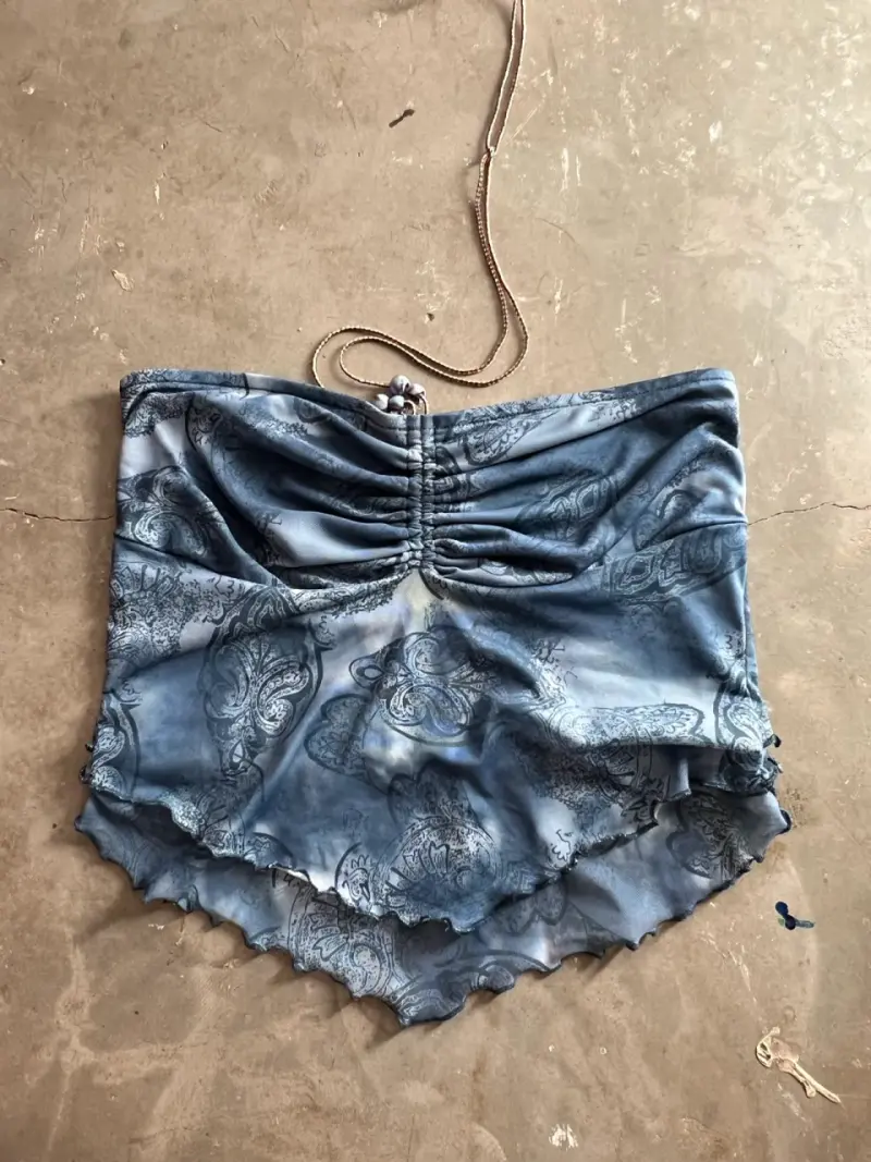 Top strapless azul con diseño estampado