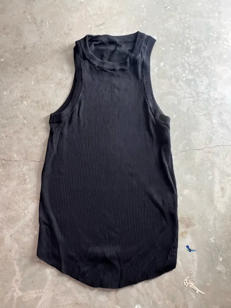 Polera sin mangas negra de canalé