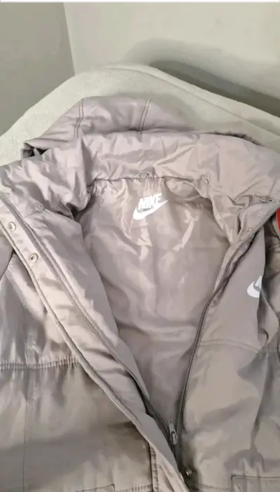 Chaqueta gris con capucha - miniatura 3