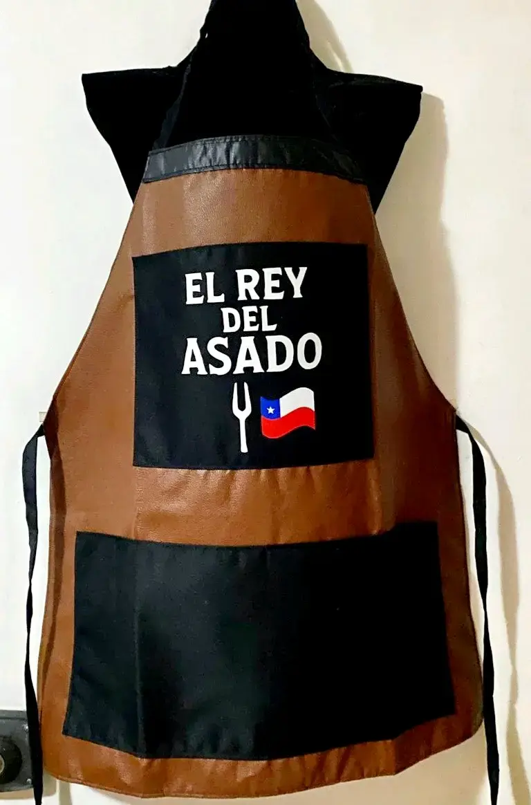 Pechera ecocuero  'El Rey del Asado' con diseño ch