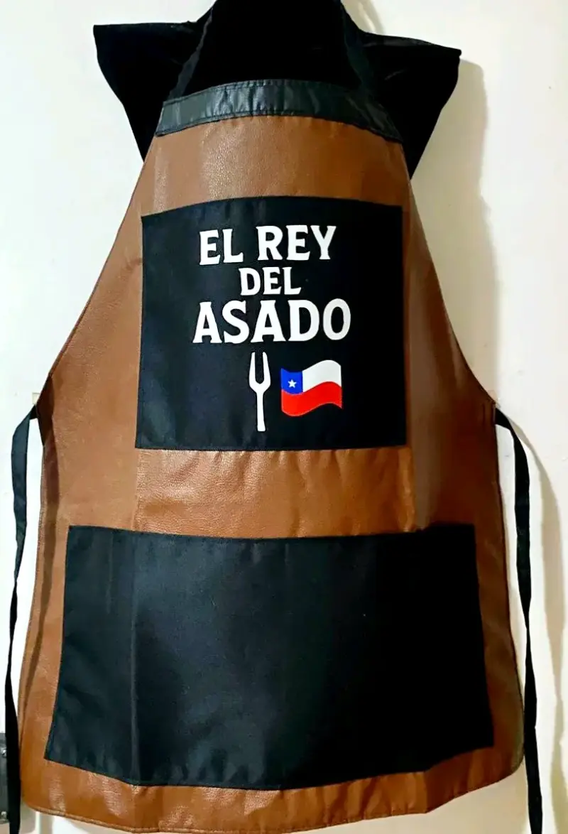 Pechera ecocuero 'El Rey del Asado' con diseño ch - 2