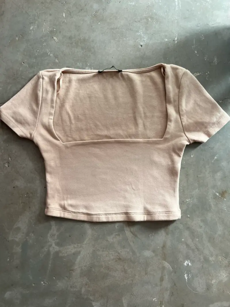 Top corto beige con escote cuadrado