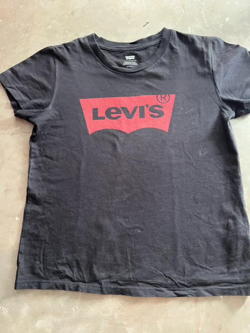 Polera negra Levi's con logo rojo