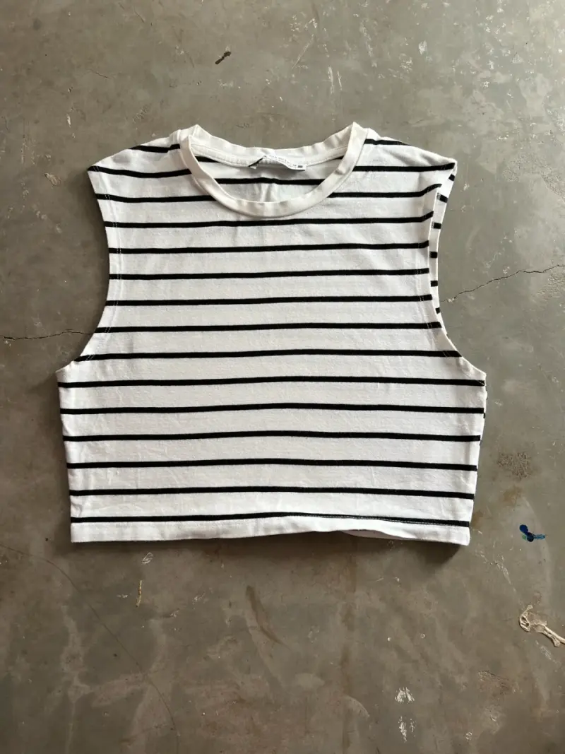 Cropped top de rayas blanco y negro