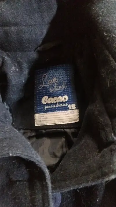 Abrigo negro con capucha para niña Cocco - miniatura 2