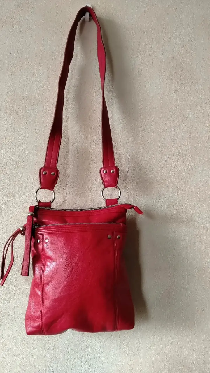 Cartera de cuero roja con correa ajustable - 1