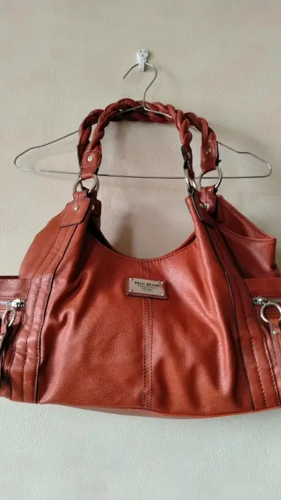 Cartera de cuero roja con correa ajustable - miniatura 4