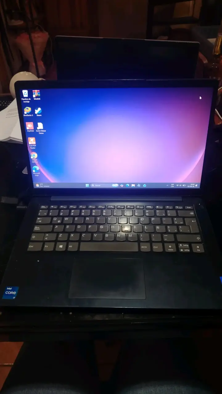 Laptop Lenovo con Windows 11 y batería recargable - 4