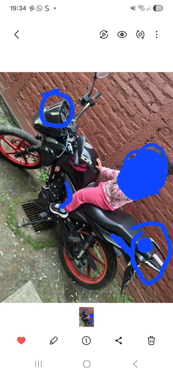 Motocicleta deportiva negra con detalles rosados