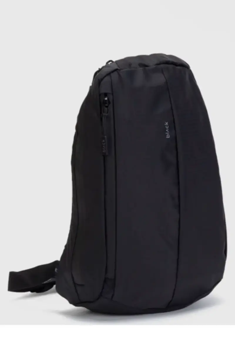 Mochila antirrobo negra con diseño moderno - 1