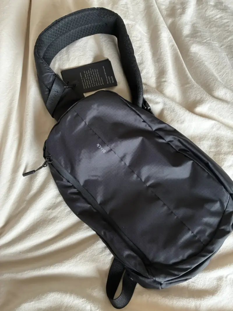 Mochila antirrobo negra con diseño moderno - 2