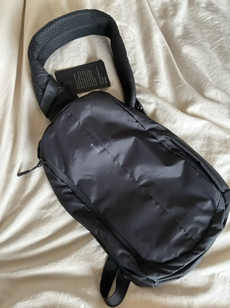 Mochila antirrobo negra con diseño moderno - 3