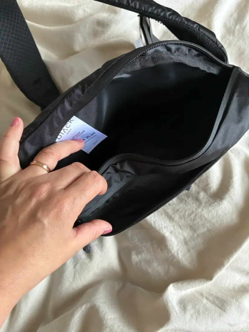Mochila antirrobo negra con diseño moderno - 4