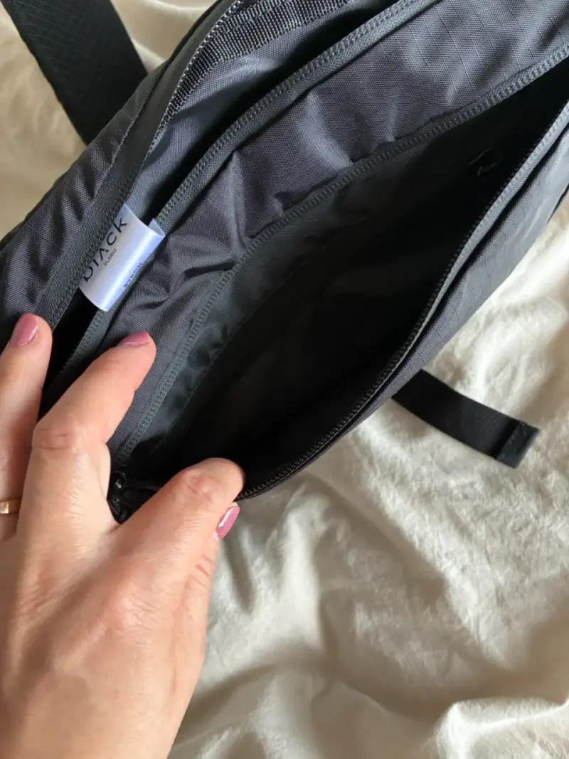 Mochila antirrobo negra con diseño moderno - 5