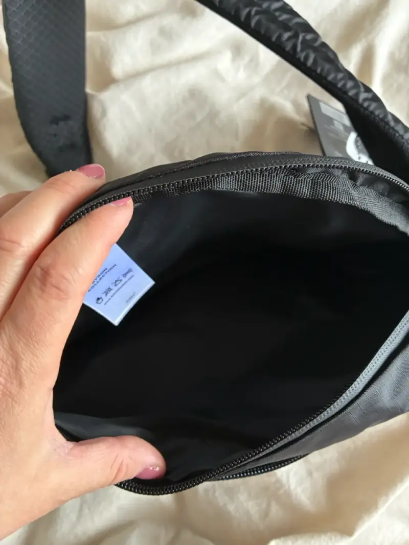 Mochila antirrobo negra con diseño moderno - 6