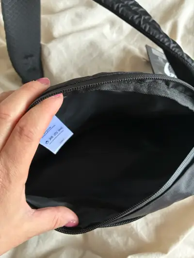 Mochila antirrobo negra con diseño moderno - miniatura 6