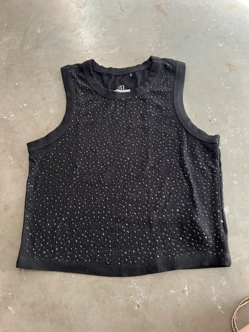 Polera sin mangas negra con diseño texturizado