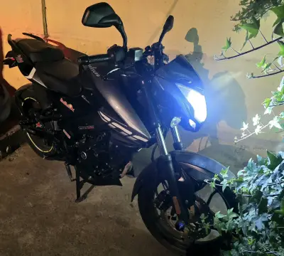 Moto deportiva Bajaj Pulsar NS200 2023 - miniatura 1