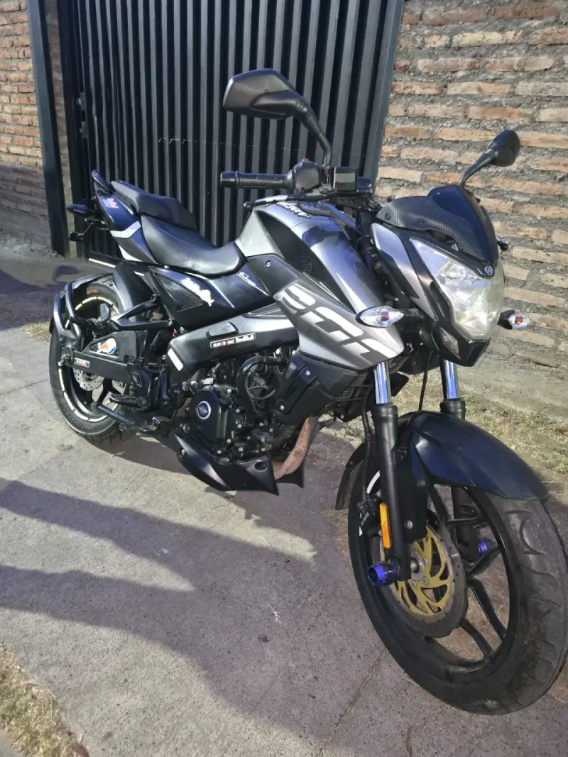 Moto deportiva Bajaj Pulsar NS200 2023 - 3