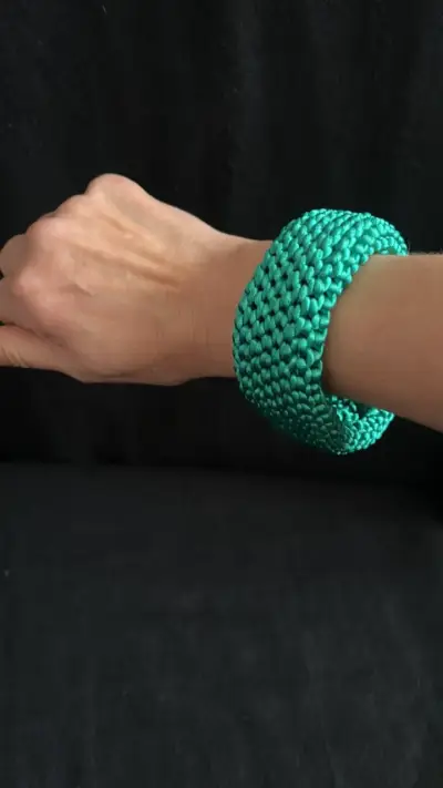 Pulsera tejida verde artesanal - miniatura 1