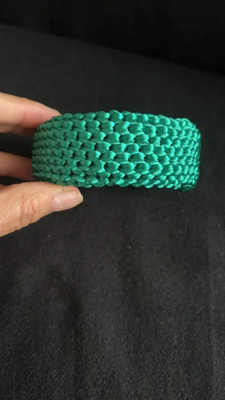Pulsera tejida verde artesanal - 2