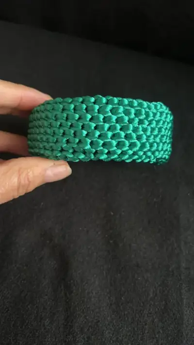Pulsera tejida verde artesanal - miniatura 2