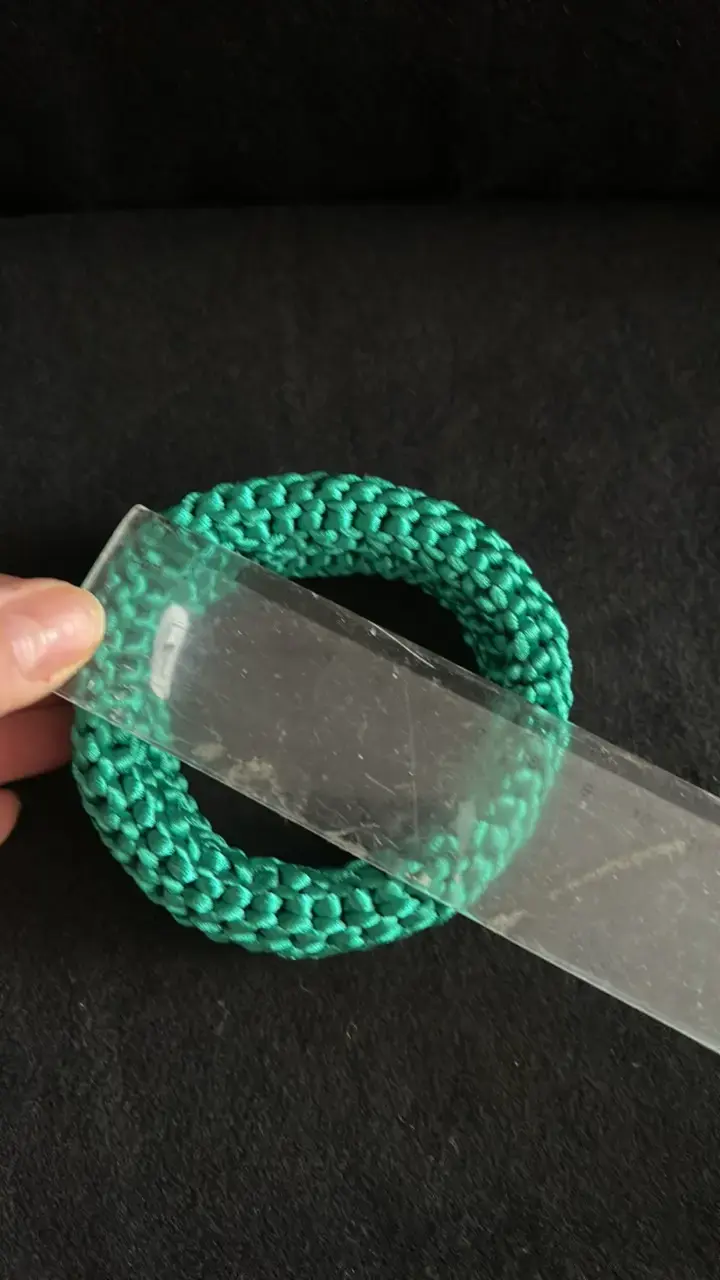 Pulsera tejida verde artesanal - 3