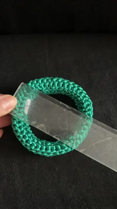 Pulsera tejida verde artesanal - miniatura 3
