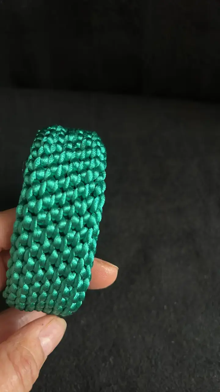 Pulsera tejida verde artesanal - 4