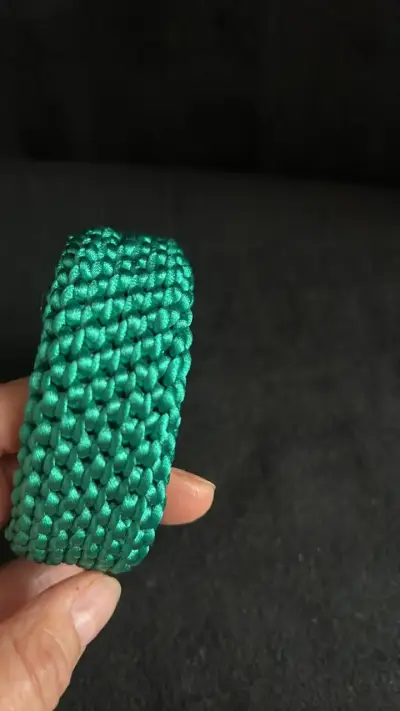 Pulsera tejida verde artesanal - miniatura 4