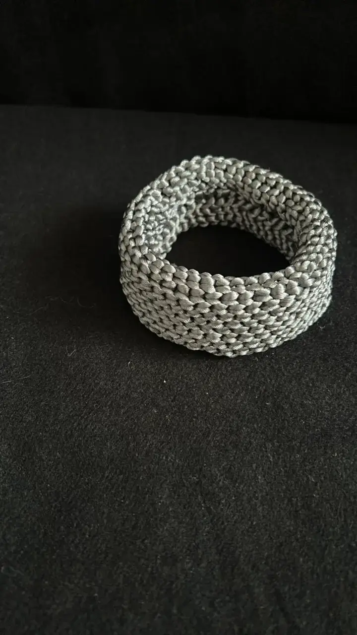 Brazalete tejido color plateado elegante - 2