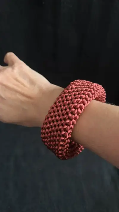Pulsera tejida a mano color rojo - miniatura 1