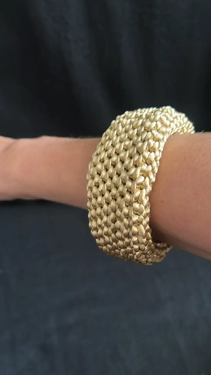 Pulsera tejida dorada elegante - 1