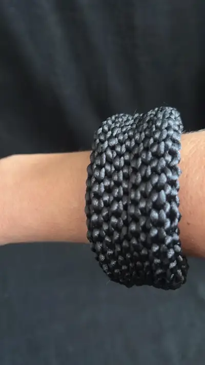 Pulsera tejida negra elegante - miniatura 1