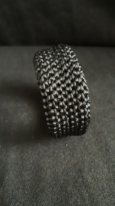 Pulsera tejida negra elegante - miniatura 2