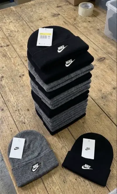 Gorros de lana Nike en varios colores - miniatura 1