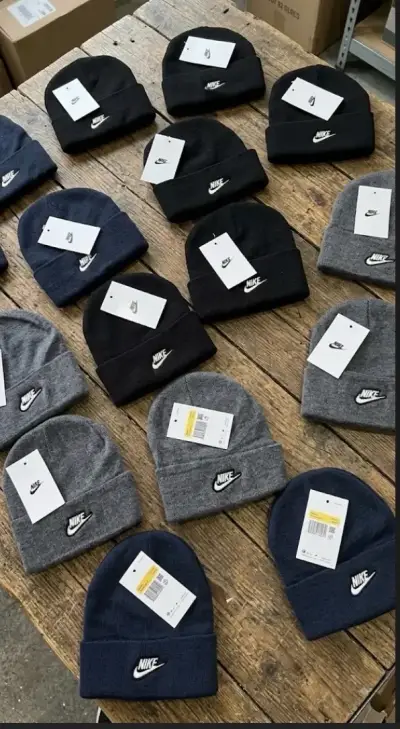 Gorros de lana Nike en varios colores - miniatura 2