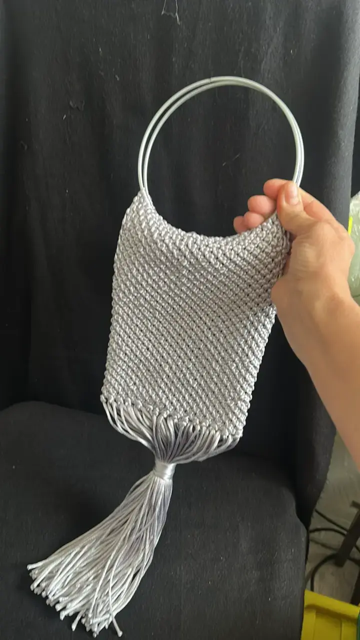 Bolso de mano tejido plateado con flecos - 1