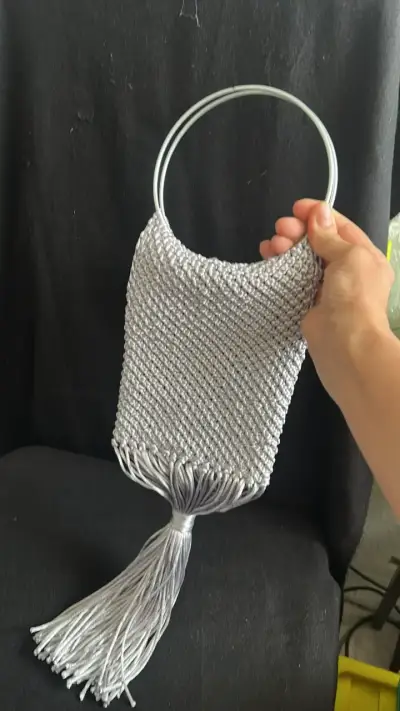 Bolso de mano tejido plateado con flecos - miniatura 1