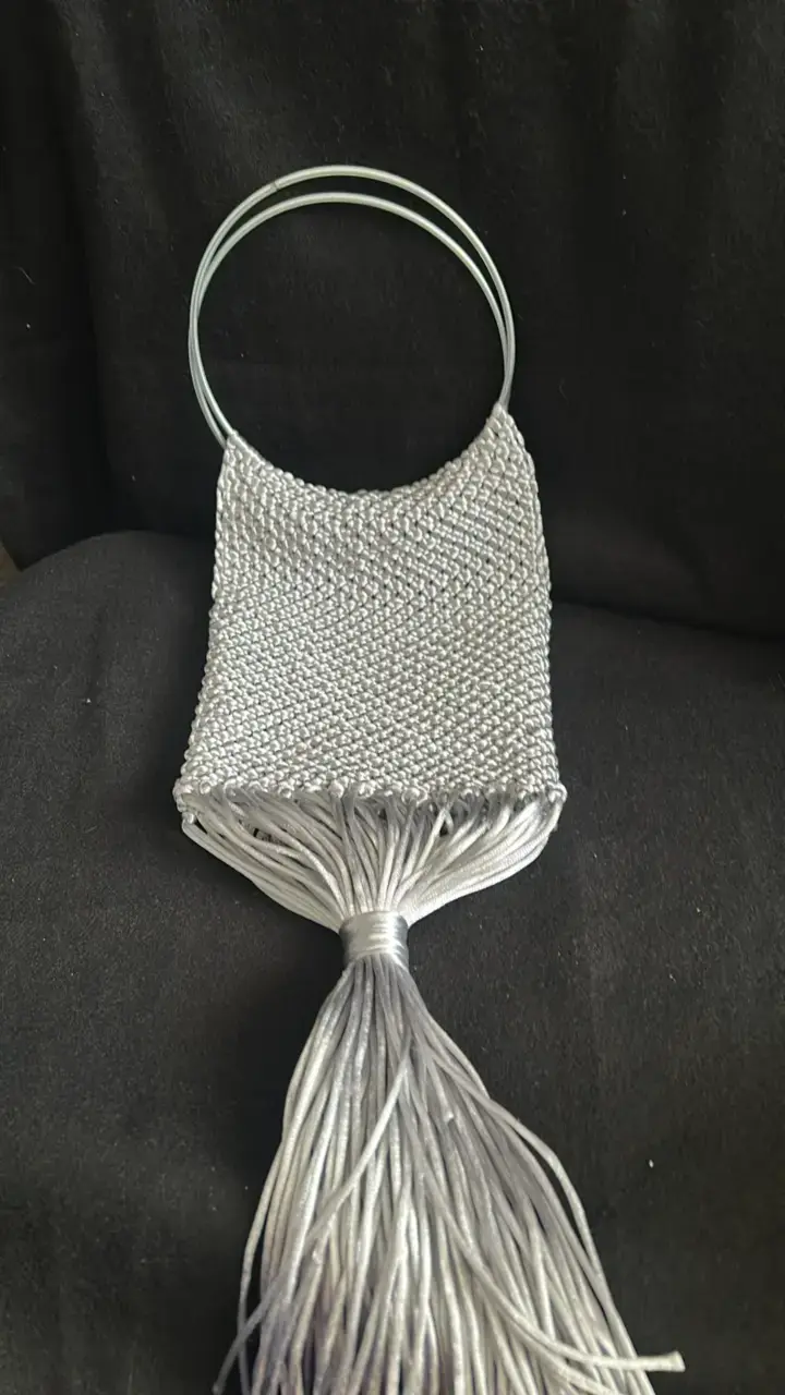 Bolso de mano tejido plateado con flecos - 2