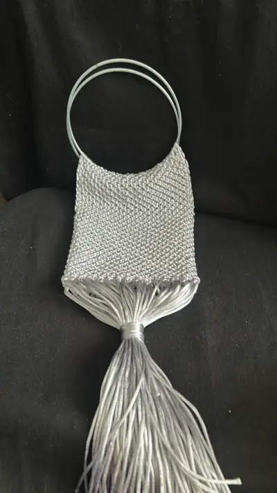 Bolso de mano tejido plateado con flecos - miniatura 2
