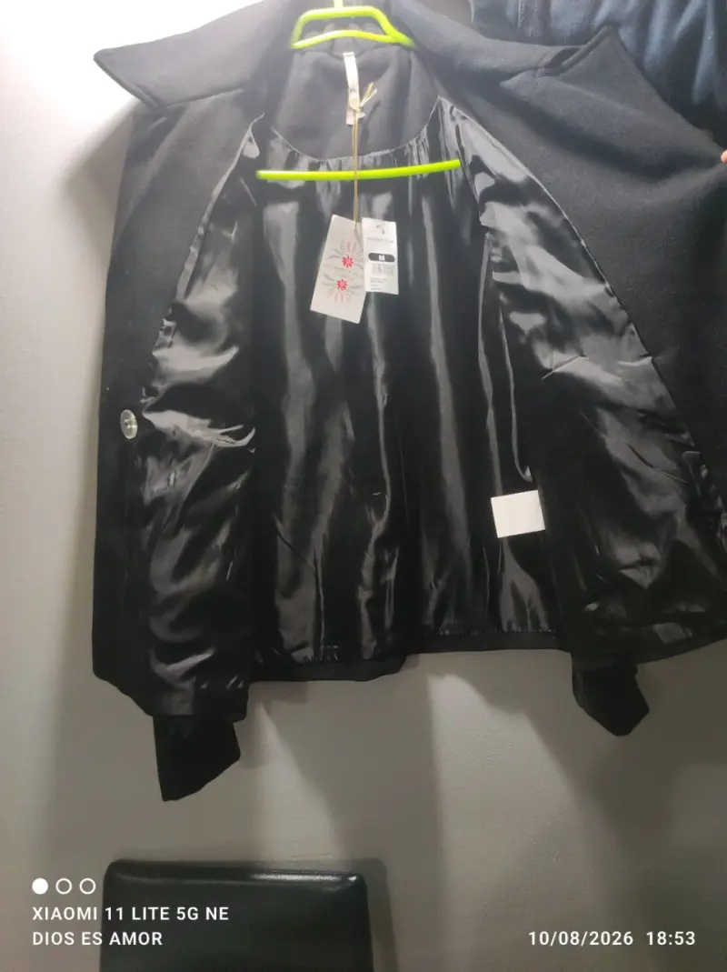 Abrigo negro de lana para mujer con botones - 1