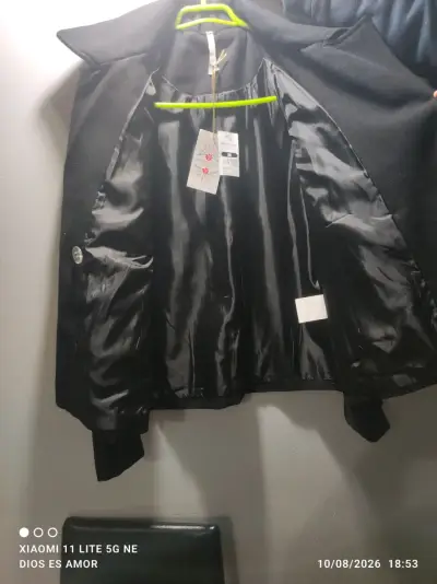 Abrigo negro de lana para mujer con botones - miniatura 1