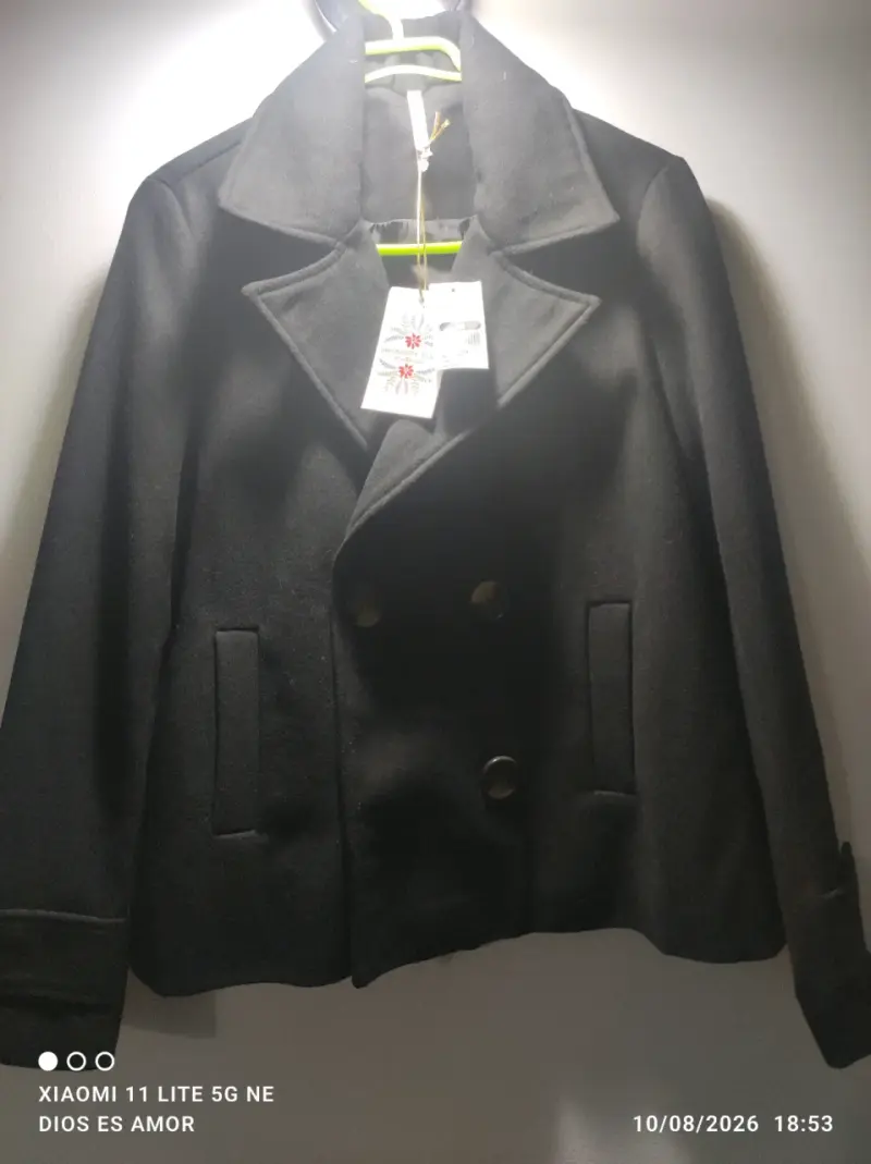 Abrigo negro de lana para mujer con botones - 2