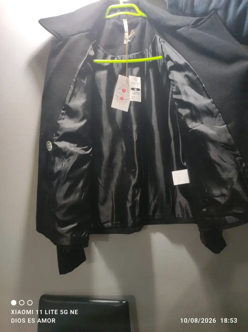 Abrigo negro de lana para mujer con botones - 4