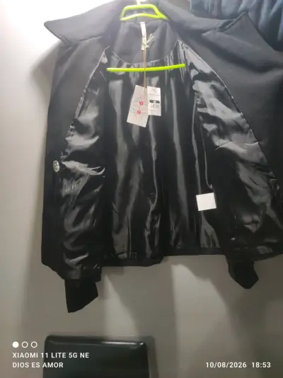 Abrigo negro de lana para mujer con botones - miniatura 4